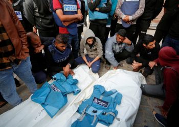 Palestinians mourn local journalists Hassouna Sleem and Sary Mansour, who were killed in an Israeli strike on a house, at a hospital in the central Gaza Strip November 19, 2023. REUTERS/Stringer